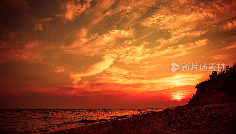 日落在希腊Metamorfosi Halkidiki半岛海滩
